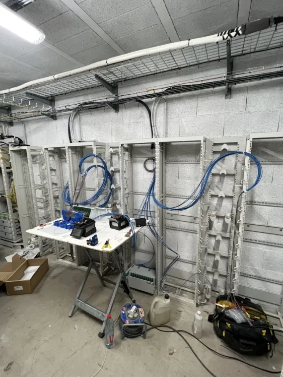 Raccordement tête optique dans un NRO à Manzier, Tignieu-Jameyzieu, Fibre Élec